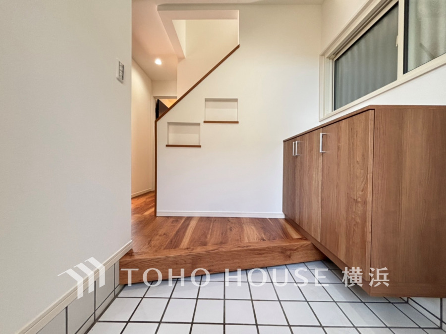 上質感漂う玄関と廊下。居住者の帰り、訪れる方を優しく迎える・安らぎに満ちた生活空間を予感させる。健やかな暮らしを楽しめそう