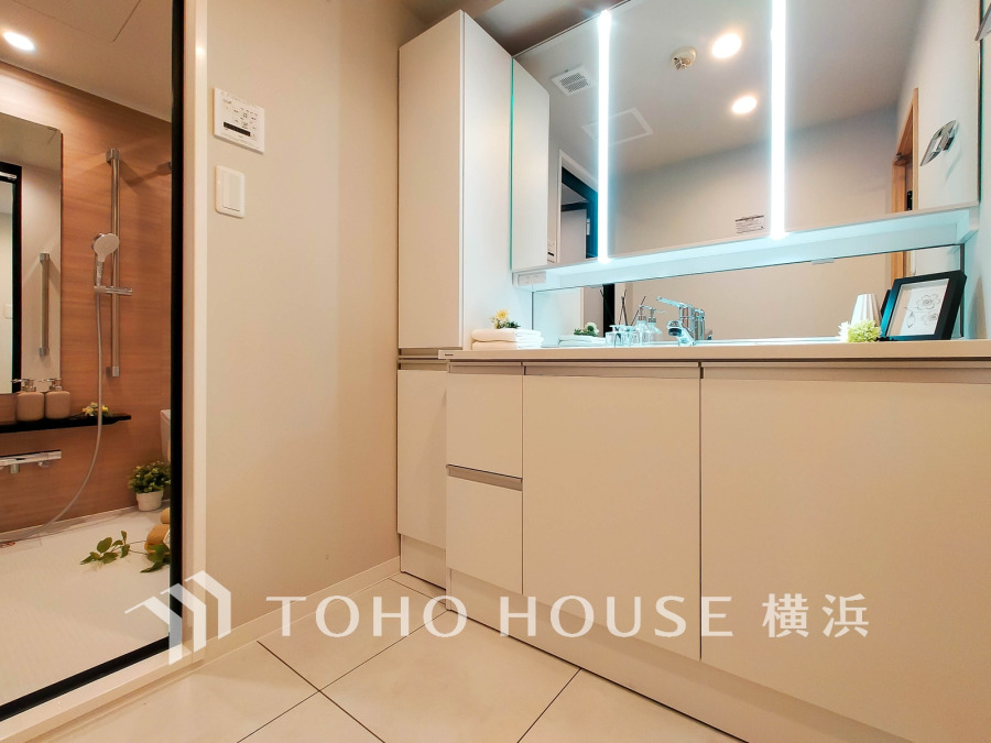 新規交換された洗面化粧台は美しく使いやすい機能が備えられています。