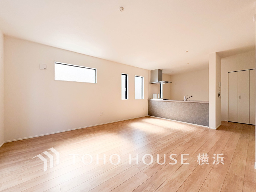 明るく開放的な空間が広がるLDK。室内には豊かな陽光が注ぎ込み、爽やかな住空間を演出。
