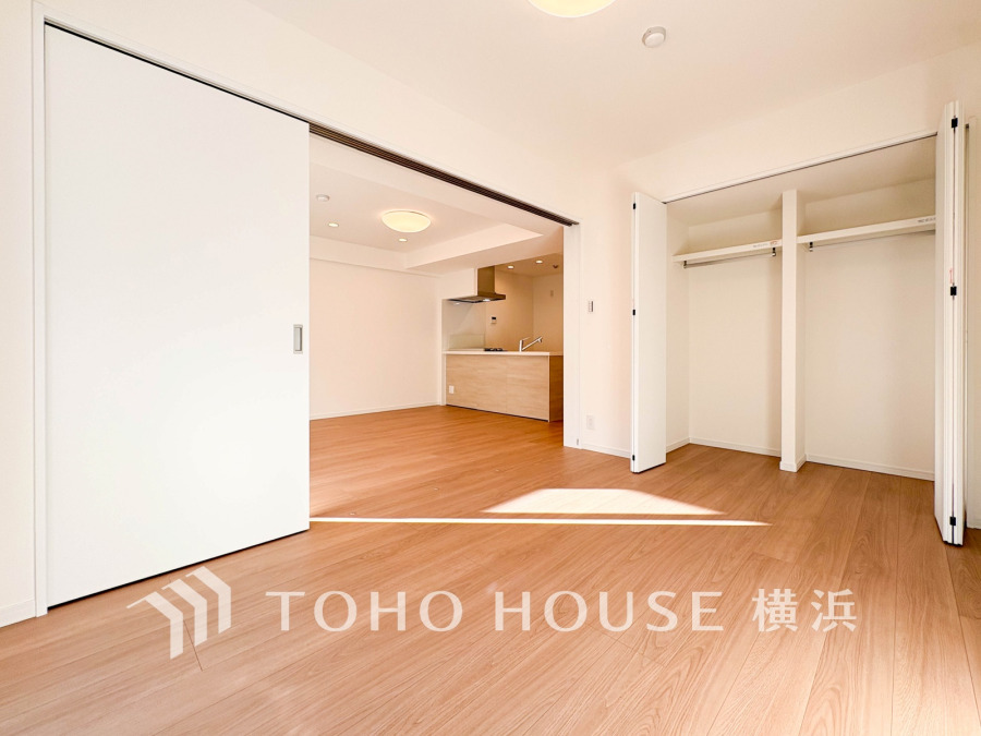 快適に過ごす条件は、一人ひとり違います。飾リ過ぎないシンプルな内装と偏り過ぎないデザインで統一しております。居住していく中でオーナー様だけの【マイホーム】に創り上げて下さい。