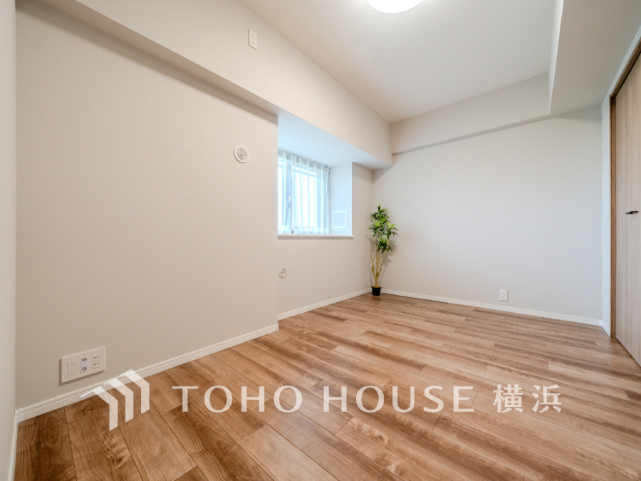 たっぷりの収納を備えた洋室。プライベートな自分時間を快適に過ごせるお部屋です。

