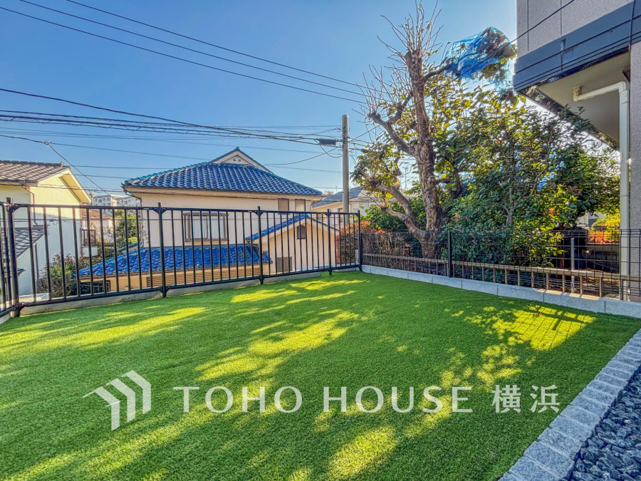 陽当たり良好な広々とした人工芝の庭。安全な柵付きでお子様やペットも安心して遊べる快適な屋外スペースです。
