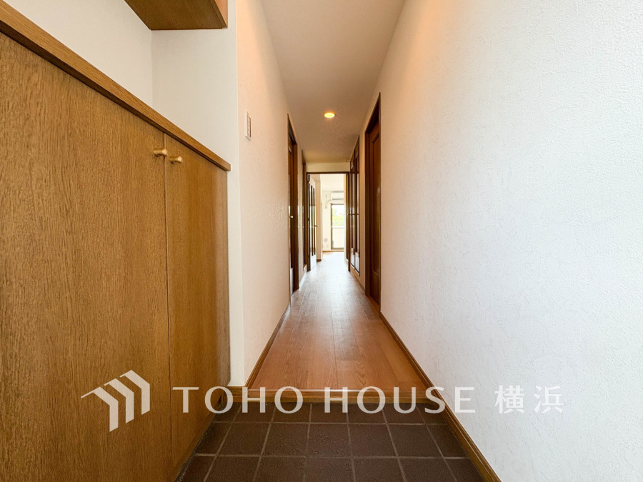 上質感漂う玄関と廊下。居住者の帰り、訪れる方を優しく迎える・安らぎに満ちた生活空間を予感させる。健やかな暮らしを楽しめることでしょう。