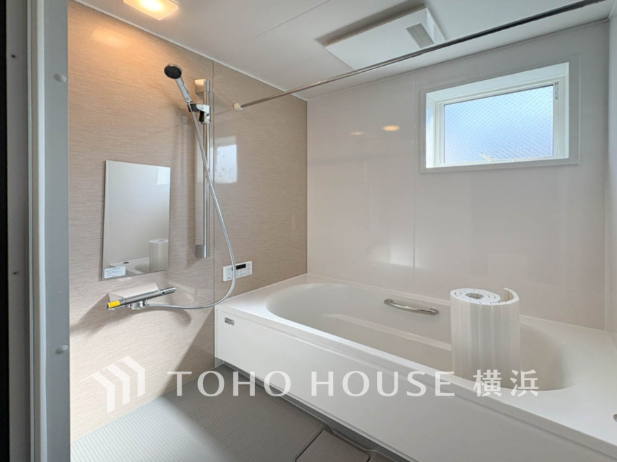 上質が感じられるカラーリングで、清潔な空間美を実現。一日の疲れが癒される優雅なバスタイムを堪能できるゆとりあるバスルームです。