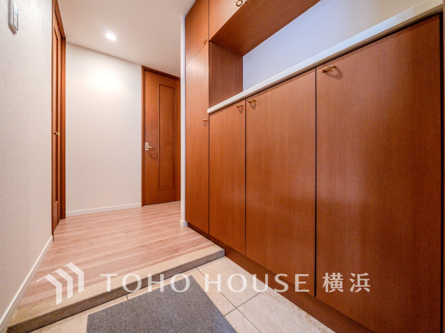 ご家族の帰り、訪れる方を優しく迎え、やすらぎに満ちた生活空間を予感させる。健やかな暮らしを楽しめそう。