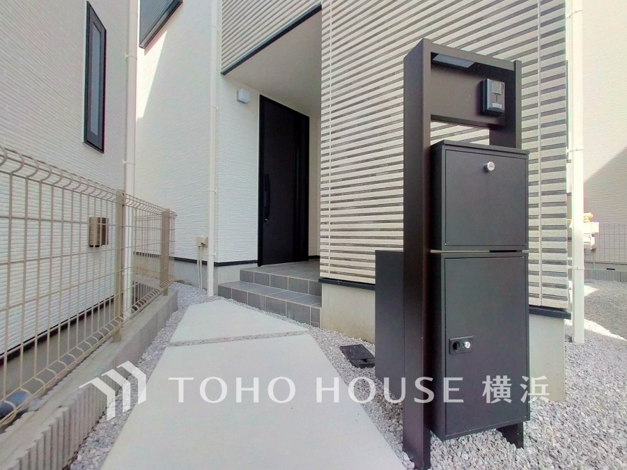 通りから一歩入った棟なので、プライバシーが保たれる印象です。また、玄関から道路までのワンクッションが、小さなお子様の飛び出しも防止する安心の環境に。