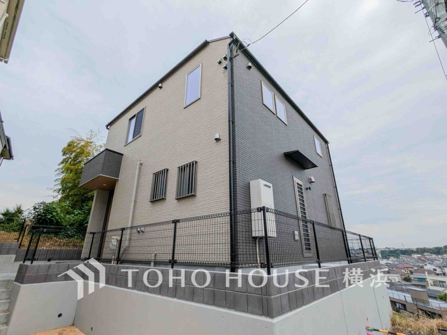 爽やかな青空の下に贅沢なほどに降り注ぐ陽光、豊かな居住性と、クオリティが見事に調和した住空間は、住まうことの喜びを感じさせてくれます。
