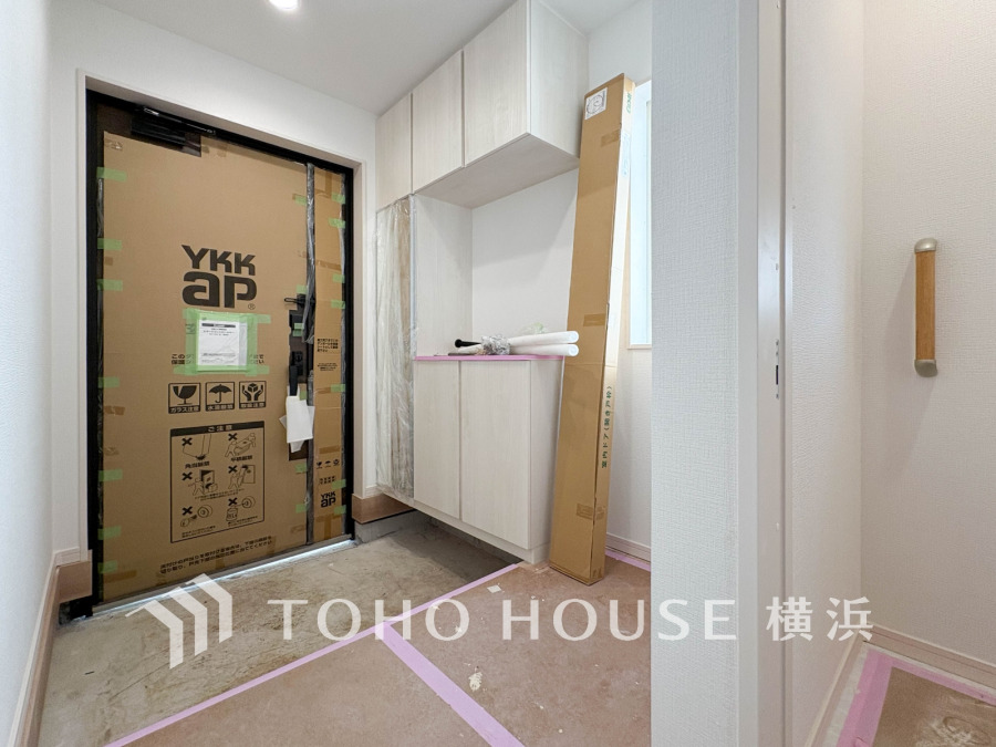 【2025年9月撮影】上質感漂う玄関と廊下。居住者の帰り、訪れる方を優しく迎える・安らぎに満ちた生活空間を予感させる。健やかな暮らしを楽しめそう