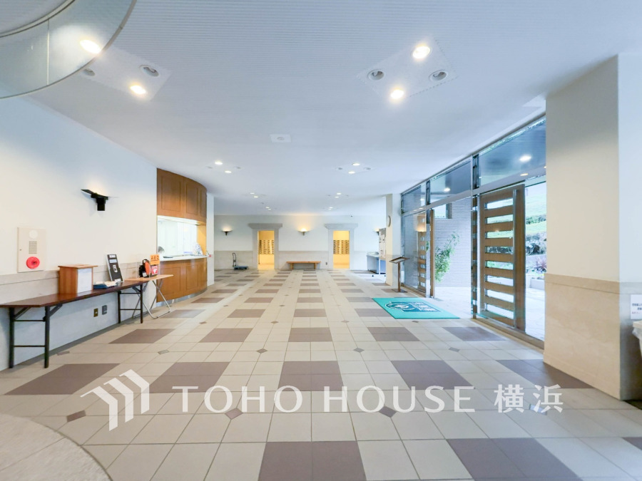 広々とした明るいエントランスホール。安心の管理体制と快適な共用スペースが住まいの価値を高めます。