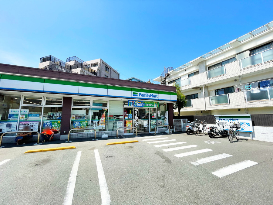 ファミリーマート六ッ川二丁目店…約700ｍ