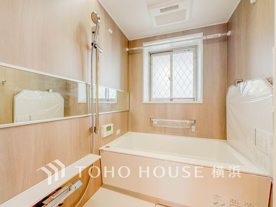 上質が感じられるカラーリングで、清潔な空間美を実現。一日の疲れが癒される優雅なバスタイムを堪能できるゆとりあるバスルームです。