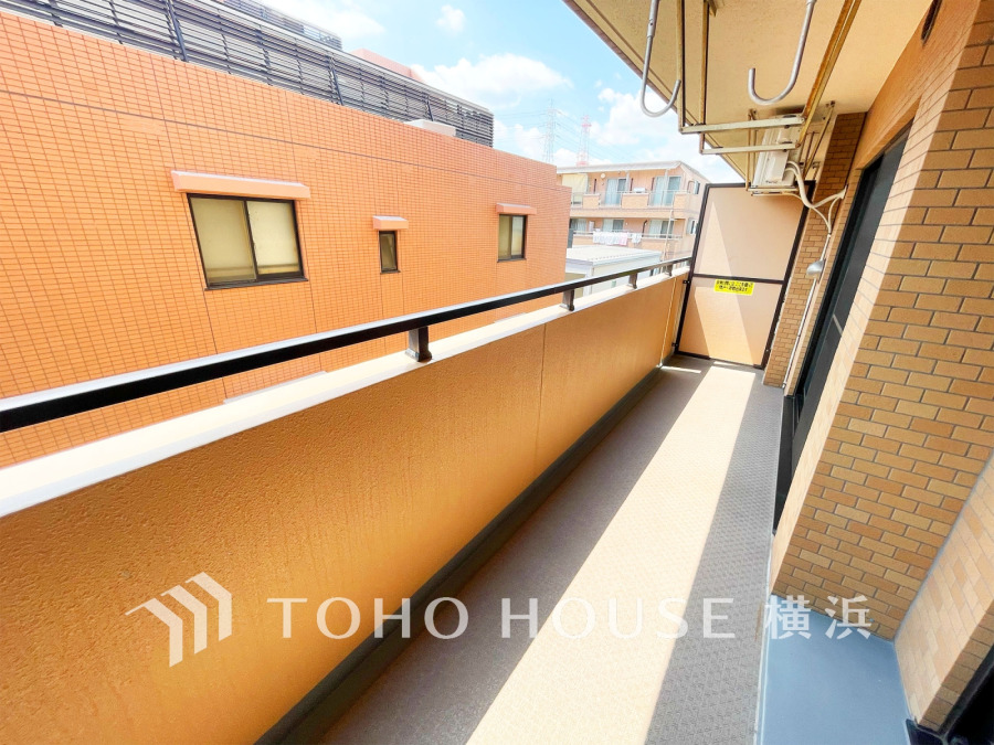 南西向きで陽当たり良好の広々バルコニー。洗濯物もたっぷり干せる快適な空間です。