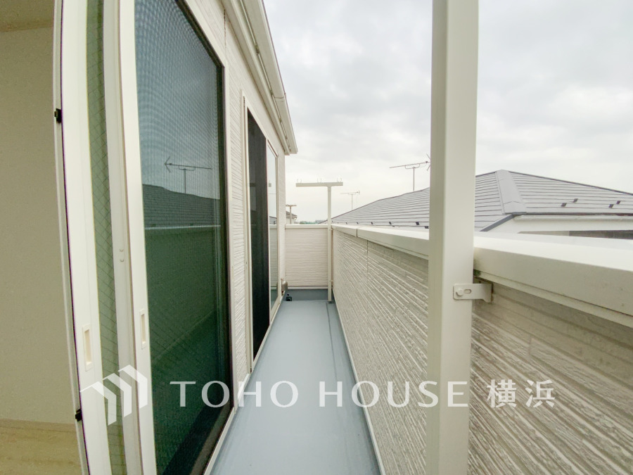 広いバルコニーは、暮らしの中での光と風を演出してくれています。見事なまでの開放的な空間をお楽しみください。