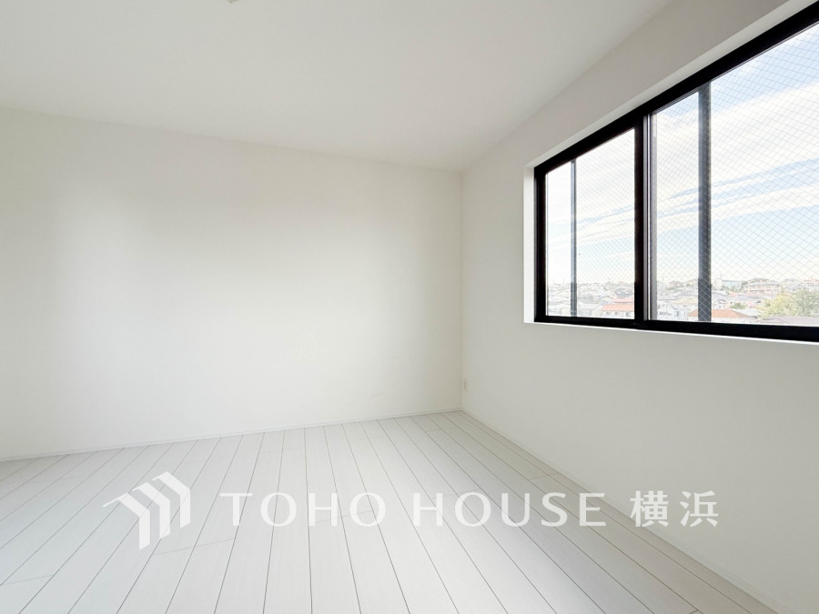 大きな窓からは快適な光を取り入れ、通気性能を上げる事で居心地の良い空間を演出します。多くの時間を過ごす住まいだからこそ、いつも快適な場所であるように心掛けています。