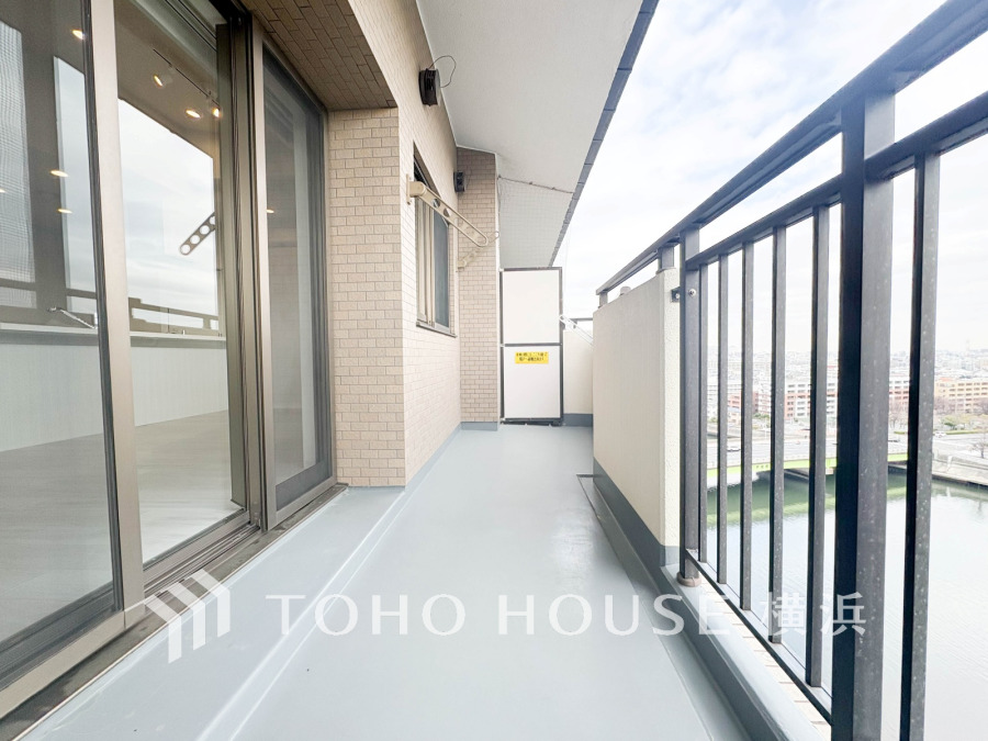 暮らしの中で光と風を演出してくれるバルコニー、見事なまでの開放的な空間を演出しながら、プライベート性も確保された空間は我が家の自慢です。