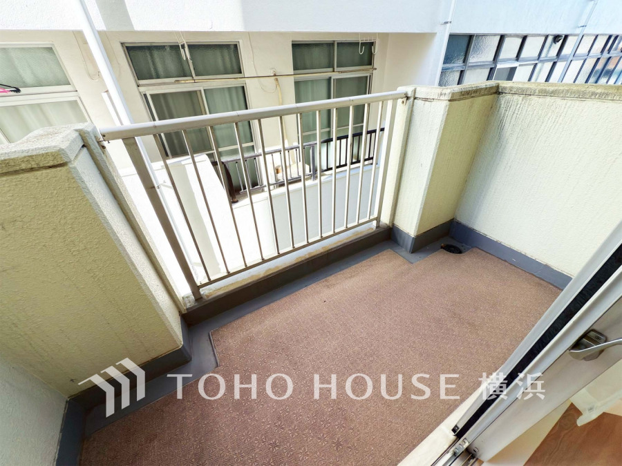 バルコニーは２箇所あり、室内に快適な光と風を取り込みます。
