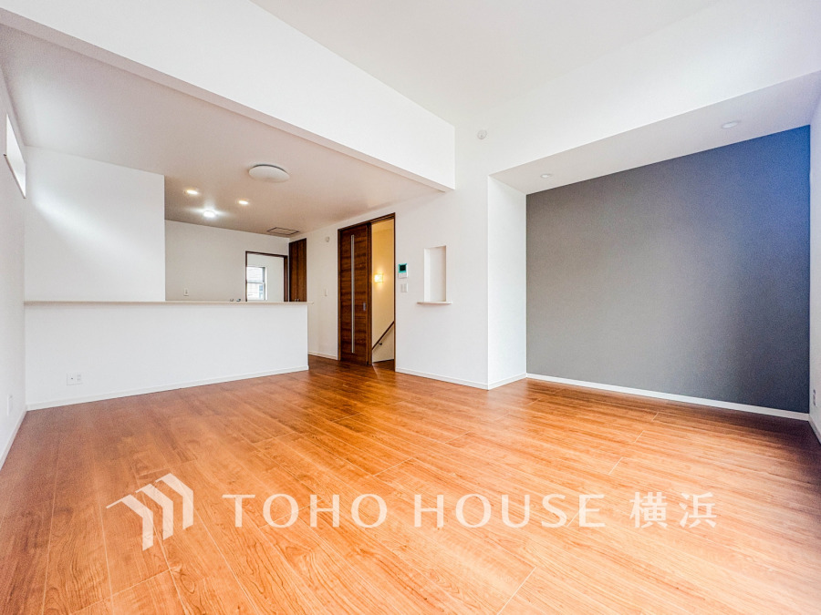 温かみのある木目床とアクセントクロスが調和した、明るく開放的なリビングダイニング空間です。