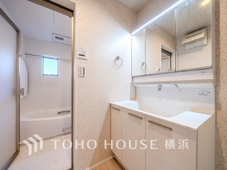 一日の始まりと終わりを心地よく演出し、多彩な機能が備えられたパウダールーム。心地よいリフレッシュ空間。清潔感ある洗面台は、身だしなみチェックや肌のお手入れに。