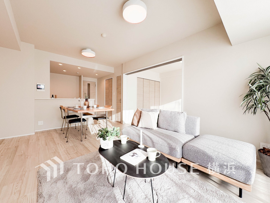 リビングは、家族と共有する生活圏。洋室が隣接しており、明るく開放的な居住空間を提供します
