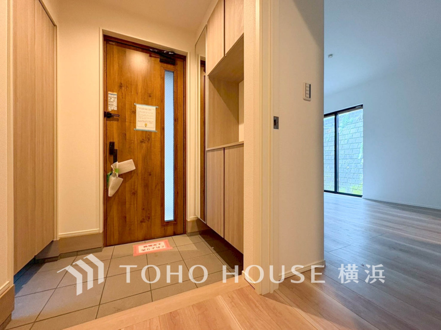 お客様をお迎えする玄関は落ち着いた雰囲気。帰りに着くたび洗練されたテイストの空間に迎えられ誇りと喜びを感じる玄関まわりです。