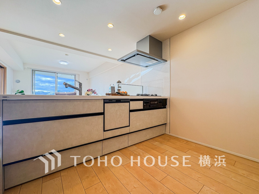 内装の主役でもあり、日常活躍する重要な水回りでもあるからこそ機能性・デザイン性に力を入れております。お手入れのしやすいシステムキッチンを採用しております。
