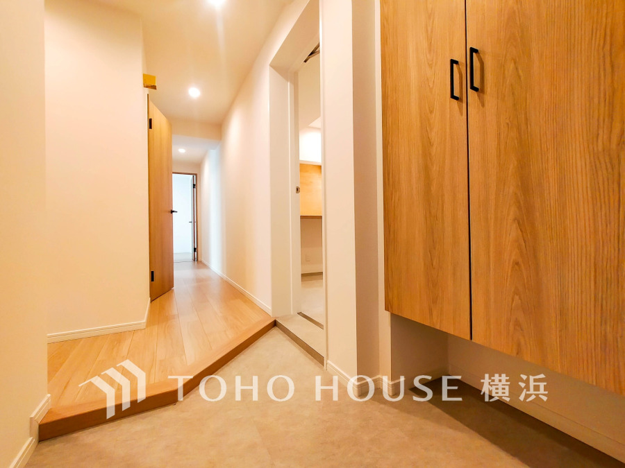 トールサイズのシューズボックスを設置したゆとりある玄関スペース。