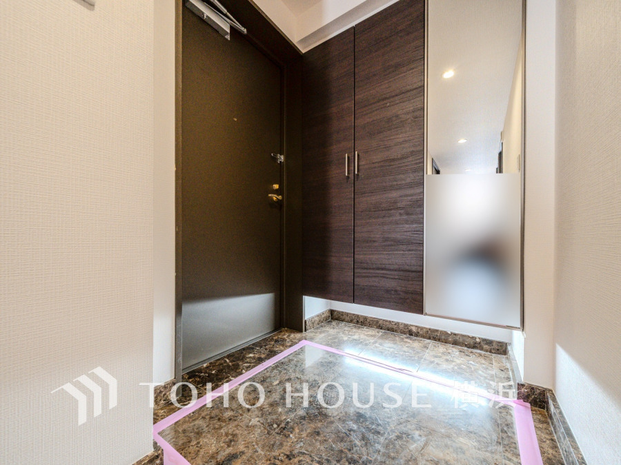 お客様をお迎えする玄関は落ち着いた雰囲気。帰り着くたびに洗練されたテイストの空間に迎えられ誇りと喜びを感じる玄関まわりです。 