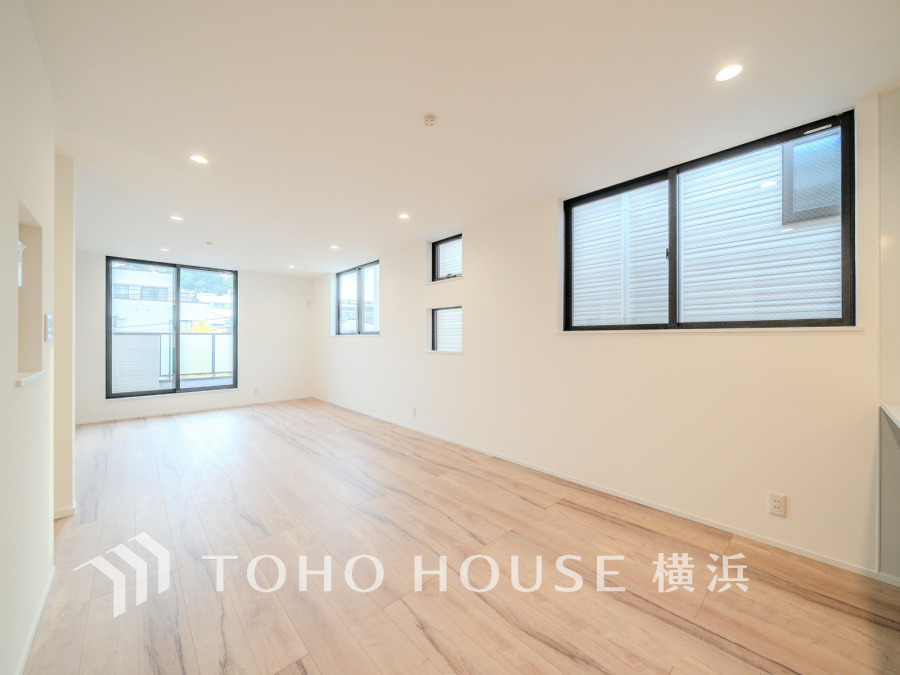 柔らかな光が広がり、デザインされた美しい内装が織り成す家族の集う場所。楽しい会話やさまざまな時が織りなすご家族の時間が丁寧に紡がれていく大切な空間。