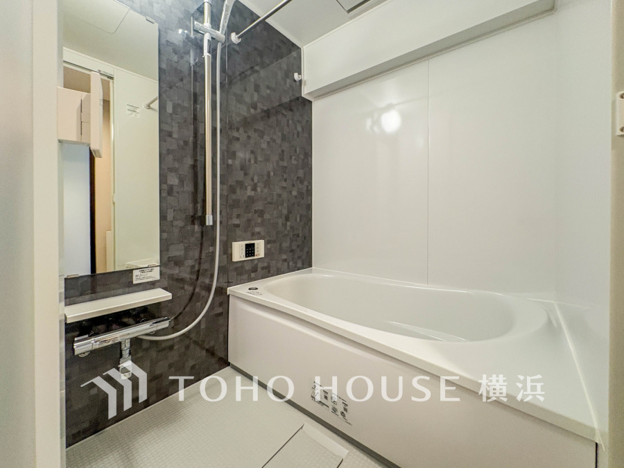 上質が感じられるカラーリングで、清潔な空間美を実現。一日の疲れが癒される優雅なバスタイムを堪能できるゆとりあるバスルームです。