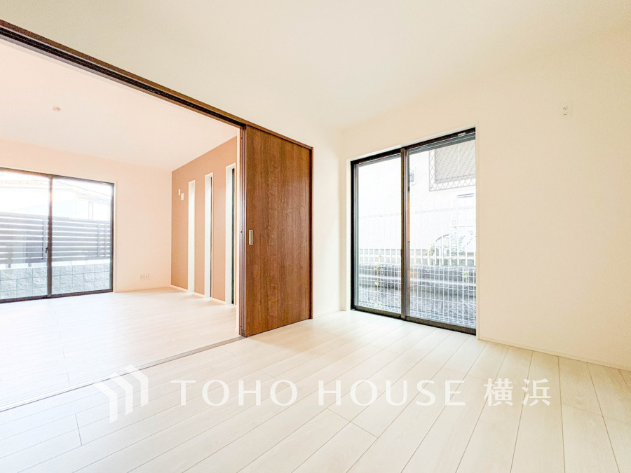 リビングに隣接した洋室は、引き戸を開け放してLDK空間を共有しながら開放的に使うこともできます。
