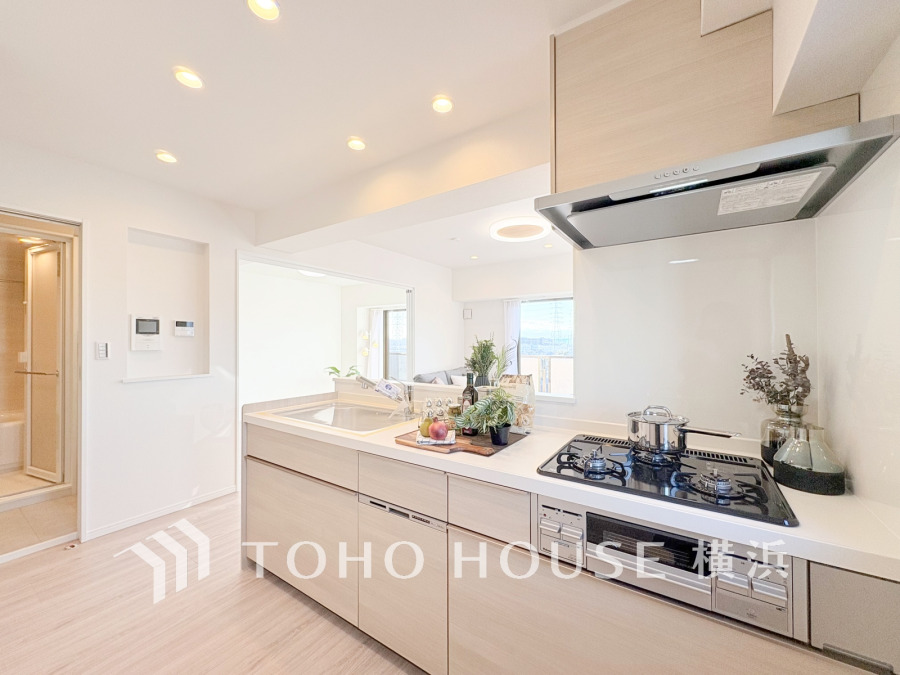 新規交換された清潔感溢れるシステムキッチンは便利な食洗機付き。