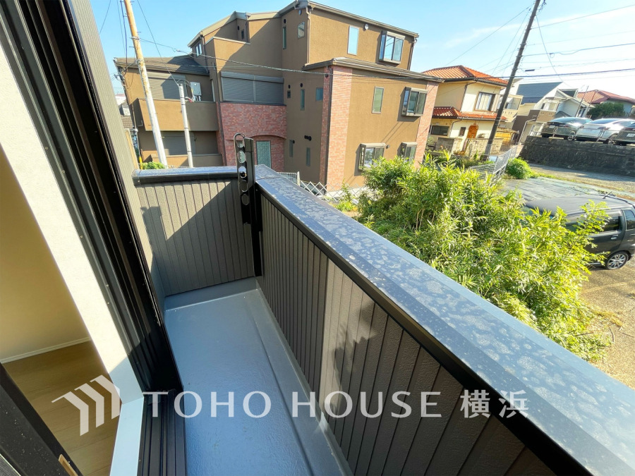 たっぷりの陽光が差し込む南向きのバルコニー。周辺には陽射しを遮る高い建物がなく、太陽の恵みを存分に享受できます。爽やかな風と暖かな陽射しが紡ぐハーモニーが日々の暮らしのBGMに。