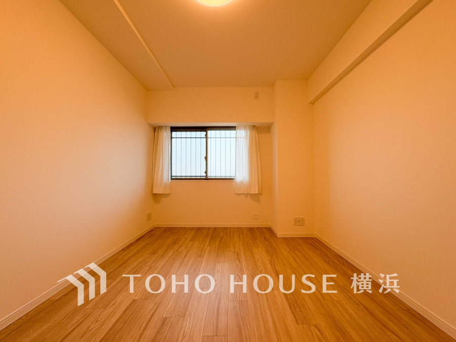 大きな窓からたっぷりと陽光が注がれる明るい空間。家族の成長に対応できる永住仕様の間取り。時を忘れて過ごす場所として過ごせるお部屋。