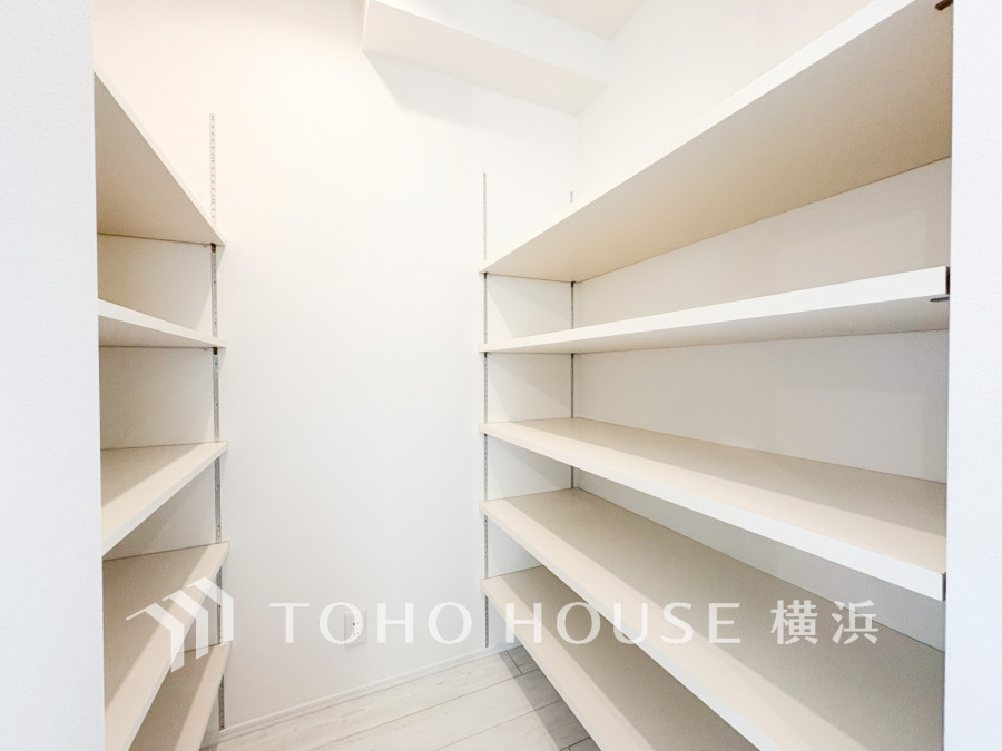 本邸宅にはパントリーをご用意いたしました。お買い物のストック分やその他の収納など、大容量の収納スペースとなっております。是非、現地をご確認下さい。