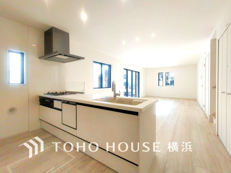 多彩な機能と洗練された美しいデザイン、細やかな優しさが毎日を演出します。プライベートスペースを彩るインテリアとしての美と、快適な日常を支える機能性と強さが一つになったキッチン。