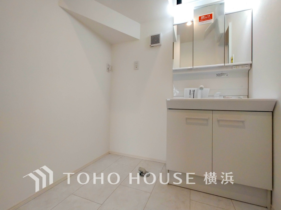 清潔感あふれるホワイト基調の洗面スペース。収納充実で使いやすく、快適な毎日をサポートします。