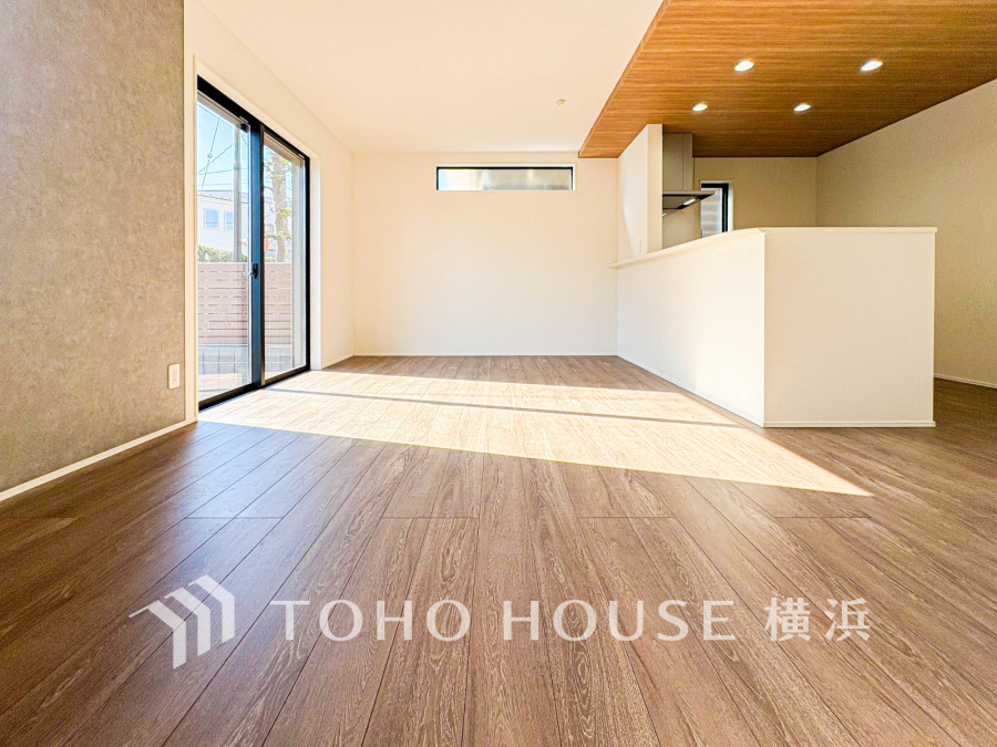 広々としたリビングダイニングは、シックでモダンな内装。落ち着いた雰囲気に包まれて、伸びやかな空間の中で、ゆったりと家族団らんのひとときを過ごせます。