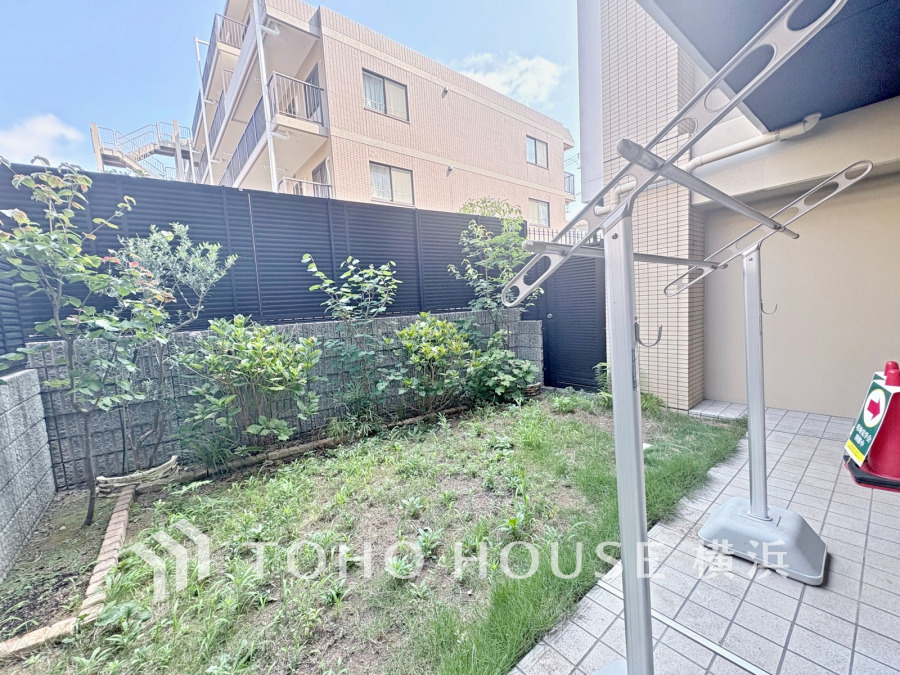 戸建て感覚の専用庭付き。広いお庭はアウトドアリビングとしてのご利用も♪お庭でのティータイムやお食事などで親子の楽しみが倍増。日常の何気ないひと時もかけがえのない思い出の時間に。