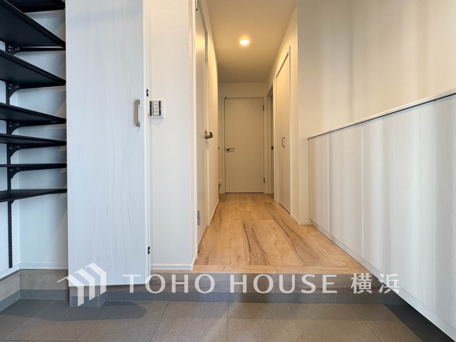 清潔感溢れる玄関がお出迎えする本邸宅の物語は、ここから始まる日常を期待させます。この場所には「希望」と「優越」で包み込んでくれる「特別」な空間があります。