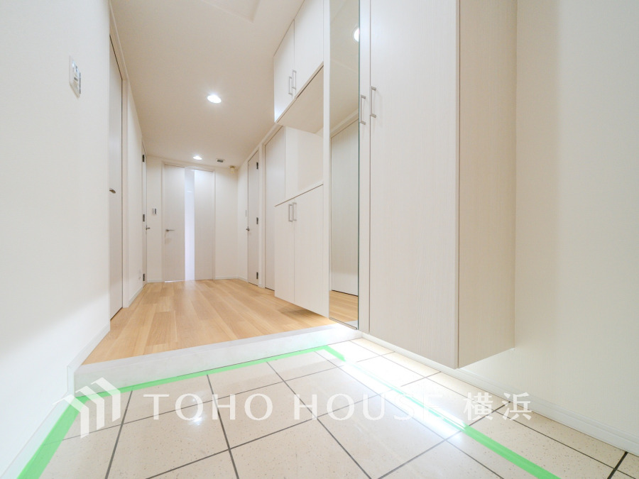 上質感漂う玄関と廊下。居住者の帰り、訪れる方を優しく迎える・安らぎに満ちた生活空間を予感させる。健やかな暮らしを楽しめることでしょう。広めの幅を取られたゆとりある廊下です。