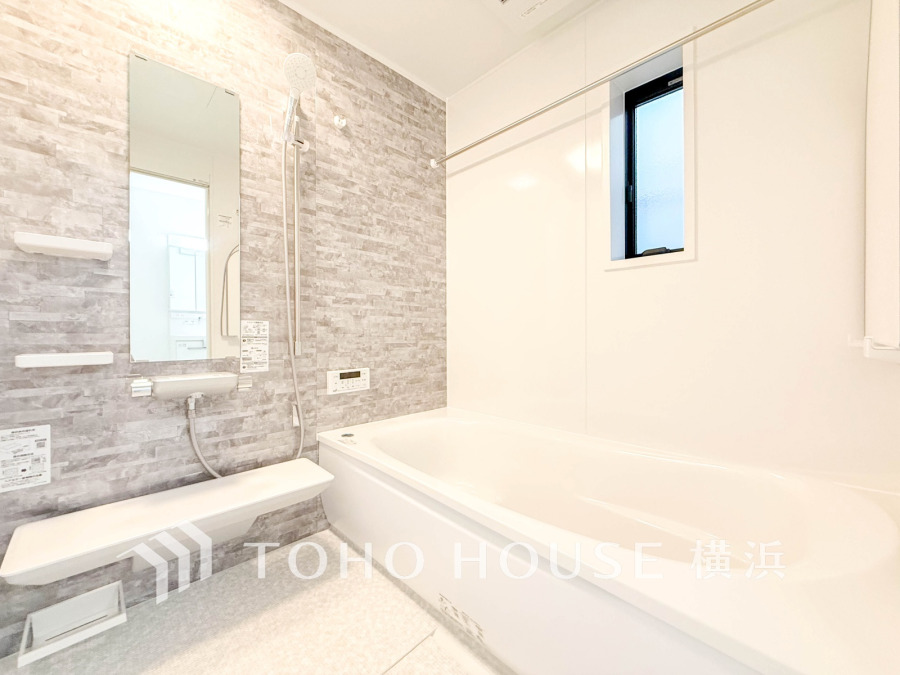 清潔感あふれるバスルームは、ゆったり浸かれる浴槽と使いやすいシャワー設備が整い快適な空間です。