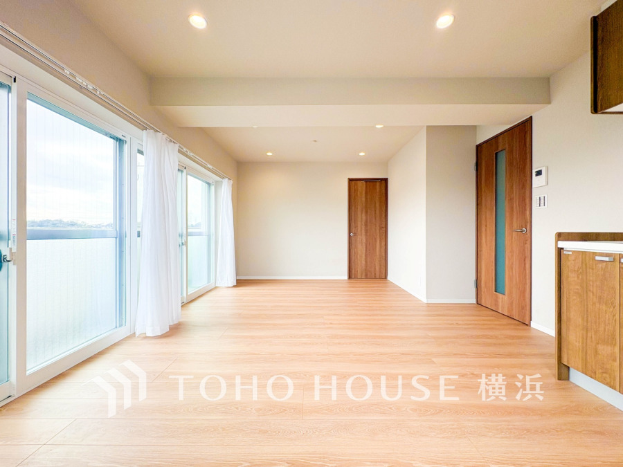 明るいリビングダイニングは、ナチュラルでモダンな内装。落ち着いた雰囲気に包まれて、伸びやかな空間の中で、ゆったりと家族団らんのひとときを過ごせます。