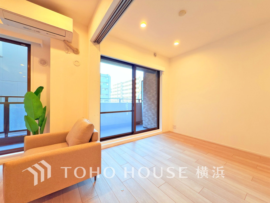 晴天の輝きと共に差し込む暖かな陽射しを愉しむことのできる空間。時には雨音が刻むリズムとハーモニーに耳を澄まし、煌く星空を眺める、そんな日常がここにあります。