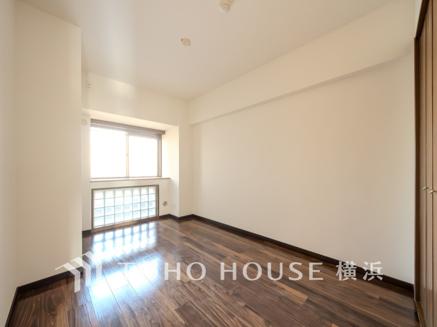 ガラスブロックから柔らかな光が差し込む洋室。プライベートな自分時間を快適に過ごせるお部屋です。