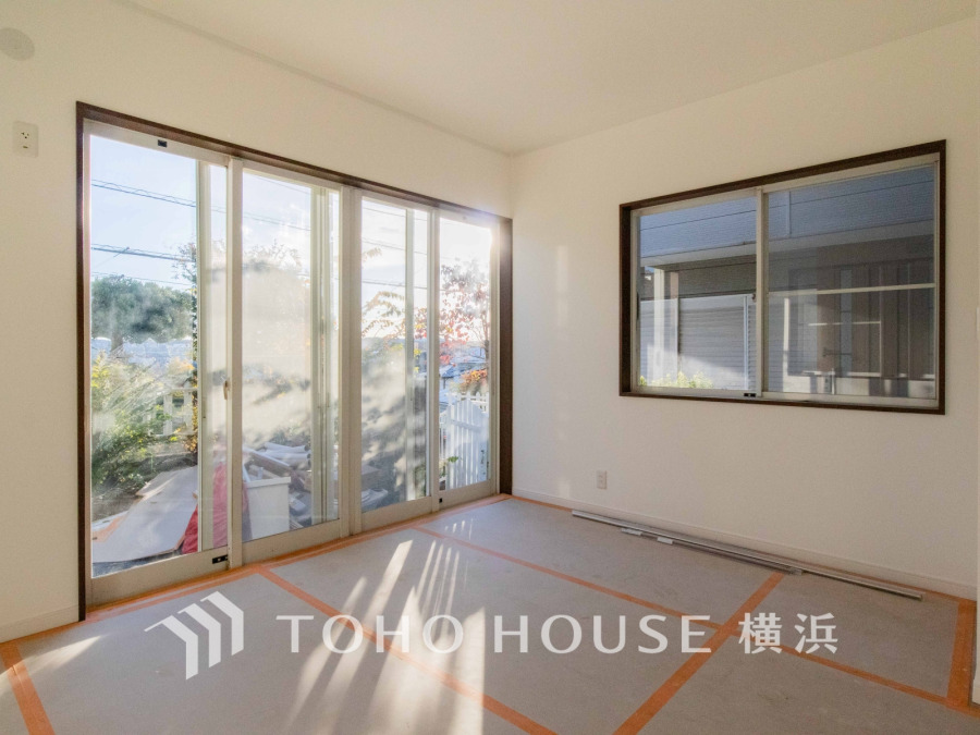 【2025年11月撮影】陽豊かな光が床材を照らしだすひと時、この場所には落ち着きと上質な空気感が流れます。何気なく過ぎる時でさえも上質なひと時となる快適な空間を目指して。