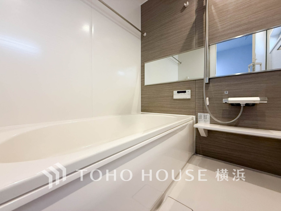 快適な使い心地とゆとりある空間が1日の疲れを解きほぐすバスルーム。空間も浴槽もゆったりのびのび使えるゆとり設計。広く感じるゆとり設計で快適なリラックスタイムを過ごせます。