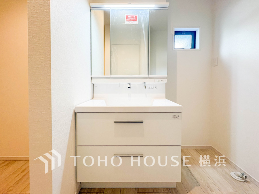 十分な大きさの洗面台は収納もさる事ながら、身だしなみチェックや歯磨きなど、朝の慌ただしい時間でもホテルライクなスペースで余裕とゆとりを感じて頂けます。