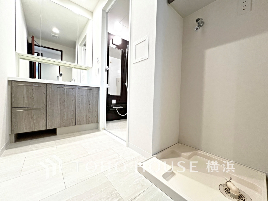 ご家族の1日が始まり、1日の終わりを締めくくる洗面空間。快適に過ごせることはもちろん、気品や優雅さを兼ね備えたパウダールームです。