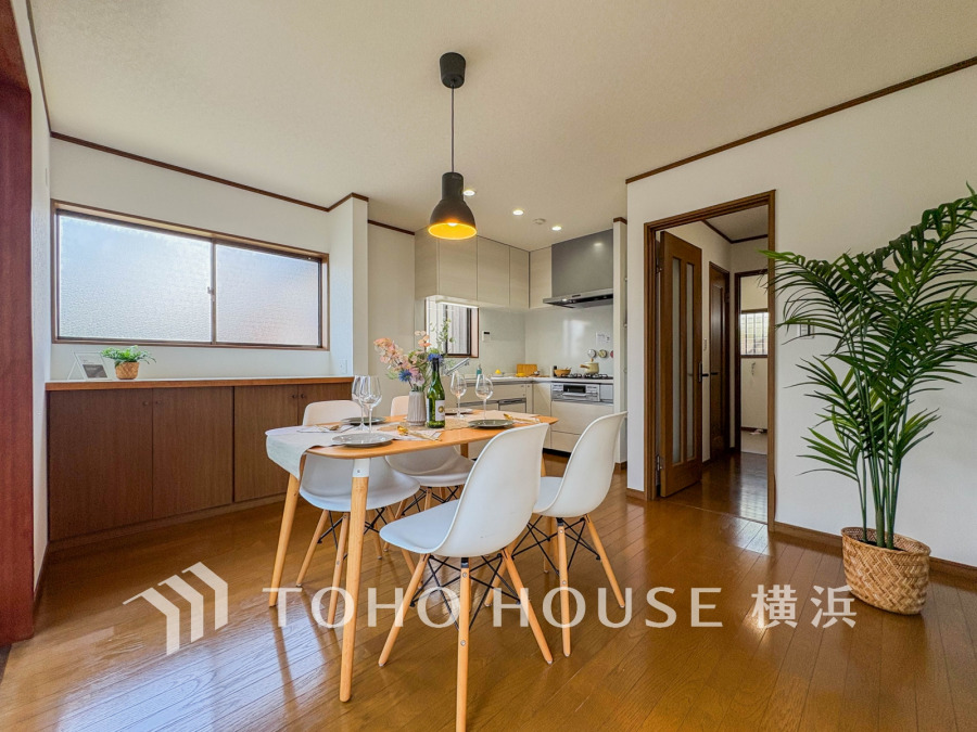 明るい光がたっぷりと広がるLDK。シンプルかつあたたかみのある、居心地のよい家族団欒の空間。