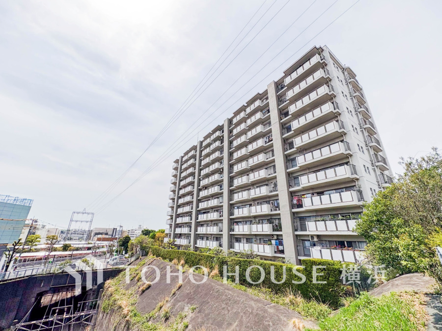 駅近で利便性良好な、日当たり良い大規模マンション。緑豊かな周辺環境で快適な生活が叶います。